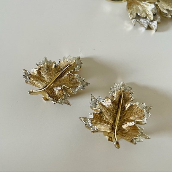 Sarah Coventry Maple Leaf Clip On Earrings and Matching Brooch Silver Tone - Picture 2 of 9
